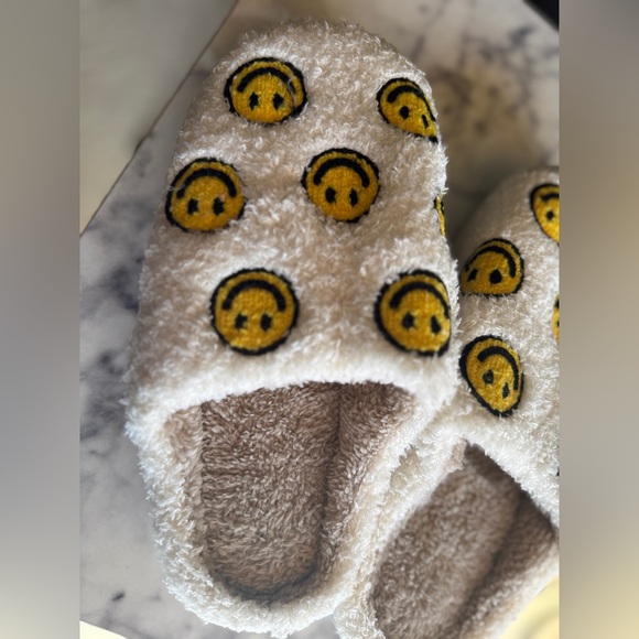 Happy slippers with multi smile faces in white Sz 7.5  -9 (I’m a 9 but close) - Picture 2 of 3